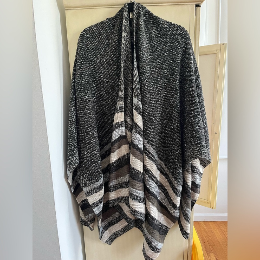 BCBG MAXAZRIA BEAUTIFUL KNIT PONCHO/CAPE